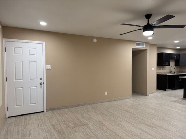 Building Photo - 3 Bedroom 2 Bathroom House FOR RENT