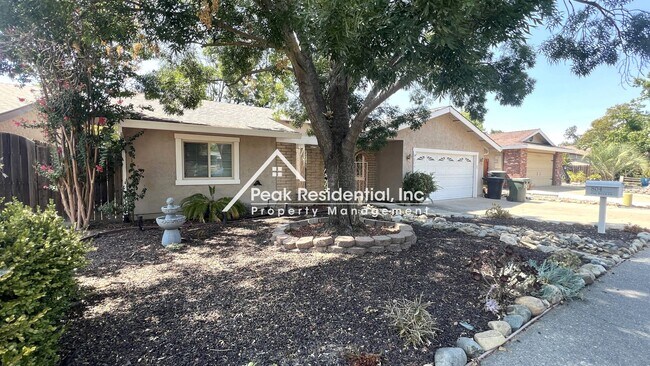 Building Photo - Updated 4bd/2ba Roseville Home with 2 Car ...