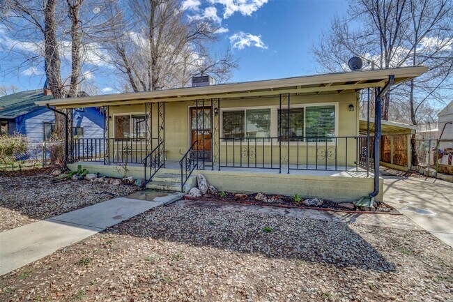 Building Photo - 3 Bedroom, 2 Bath Located Minutes From Dow...