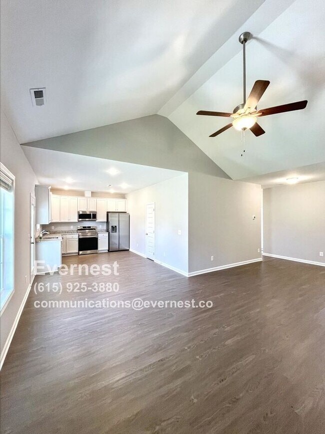 Foto del edificio - 4-Bedroom, 4-Bathroom Home with Modern Ame...