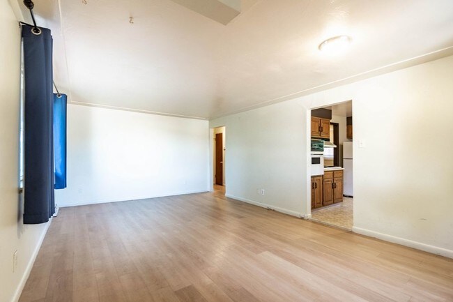 Building Photo - 2 bedroom/ 1 bath