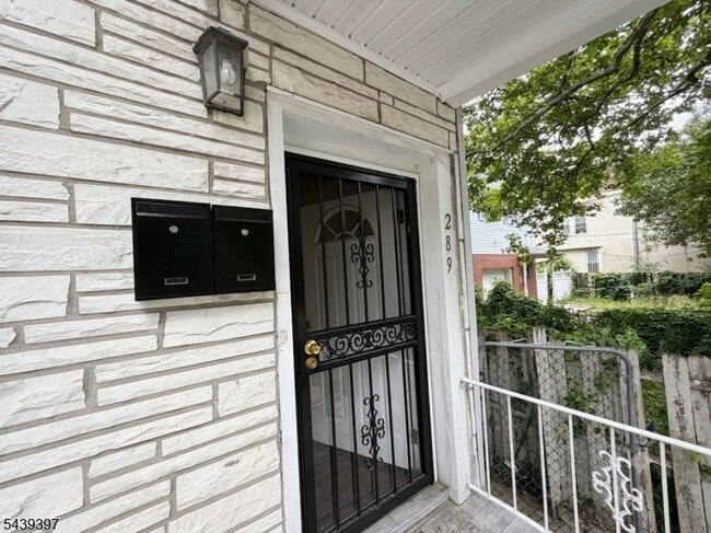 Building Photo - 289 Rose St