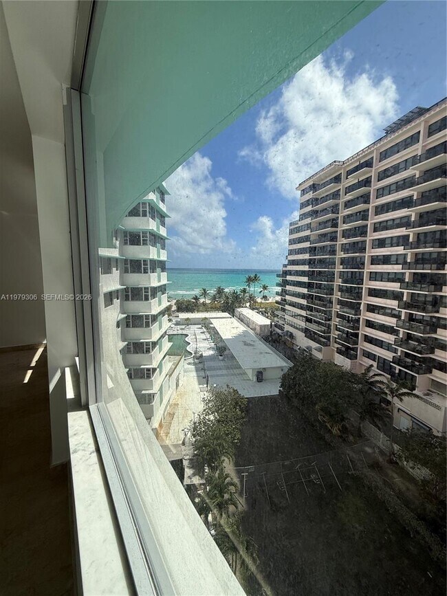 Foto del edificio - 5255 Collins Ave