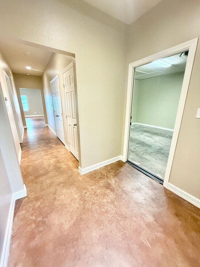 Foto del edificio - Spacious 3-bed/2-bath with Garage!