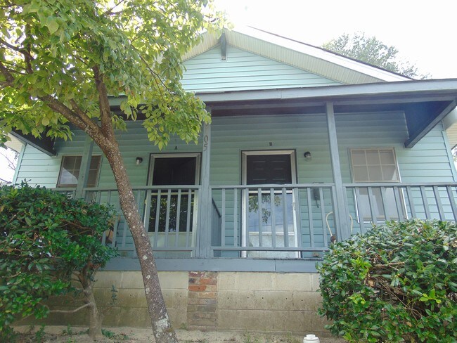 Building Photo - 1107 Oak St