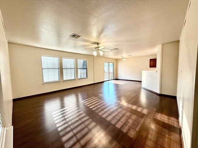 Foto del edificio - Spacious Inside & Out!