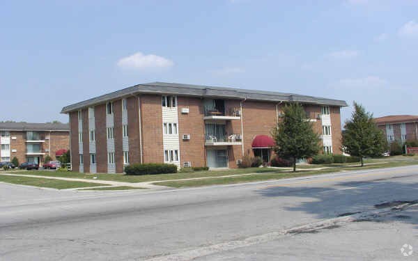 Primary Photo - Islander Apartments