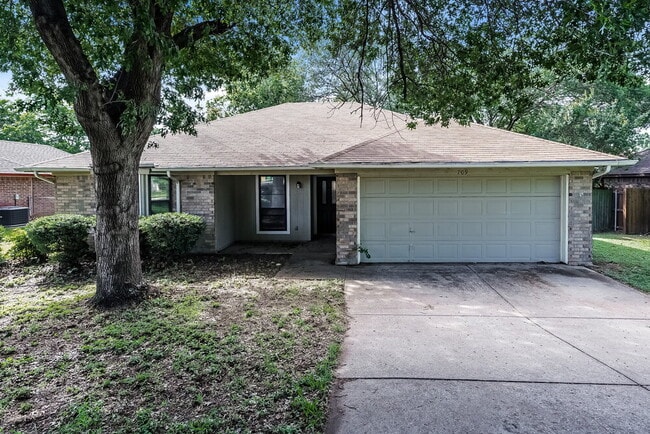 Building Photo - 709 Daniels Dr