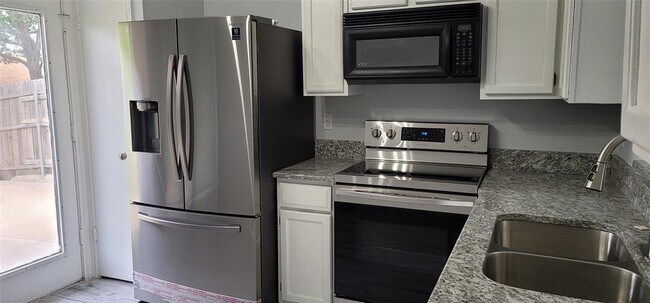 Foto del edificio - 2904 Hilltop Dr