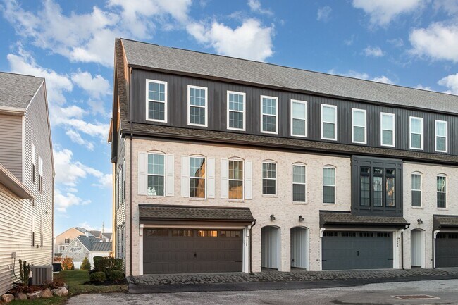 Building Photo - 4 Bedroom 2.5 Bathroom Town-Home For Rent ...