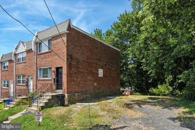 Building Photo - 348 Ripka St