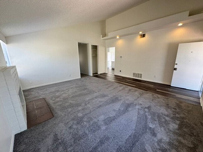 Building Photo - Gorgeous Remodeled 3+2 - $2600