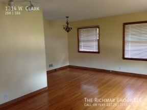 Foto del edificio - Your new home -NOW!! Charming brick 2BR ho...