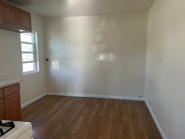 Kitchen - 3940 Mennes Ave