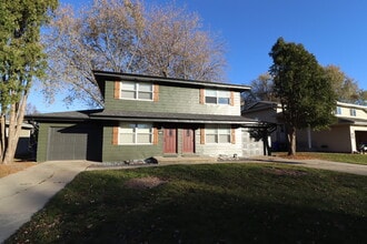 Building Photo - 802 N Hawthorne Dr