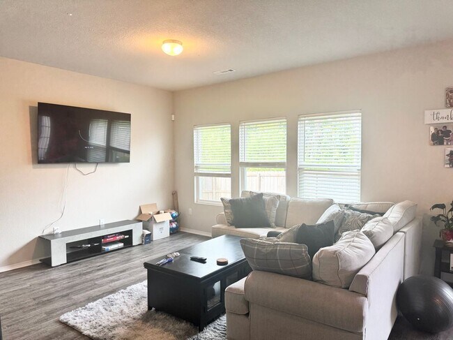 Foto del edificio - 8616 Eastwood Creek Dr