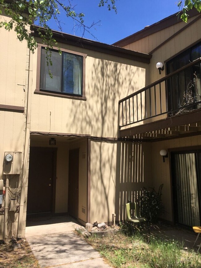 Foto del edificio - Nice updated Townhouse with off street parking.