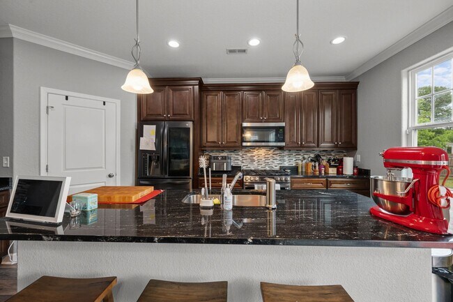 Foto del edificio - Spacious 6-Bedroom Home with Private Backyard in Norfolk