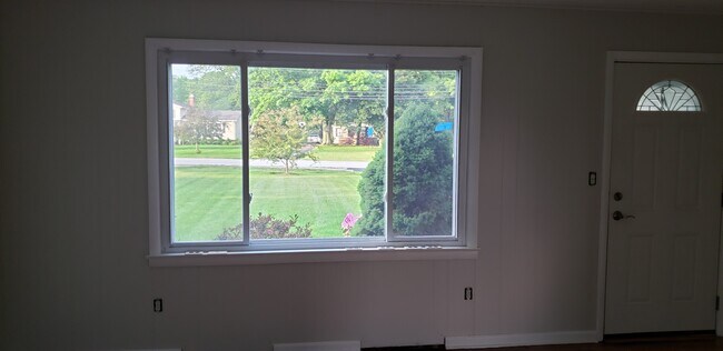 Front picture window - 32160 Bainbridge Rd