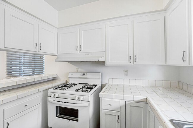 Foto del edificio - 744 S.Windsor Blvd. - just south of Wilshire Blvd.