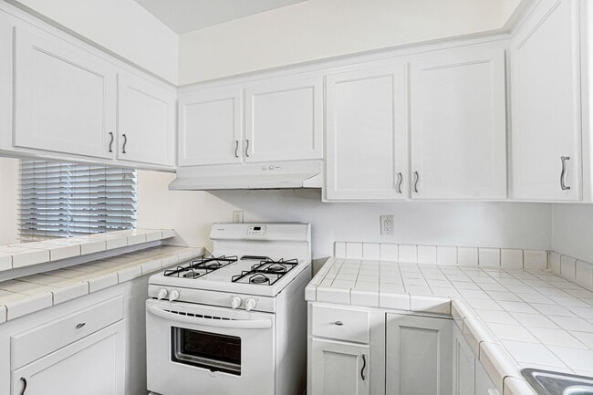 Building Photo - 744 S.Windsor Blvd. - just south of Wilshire Blvd.