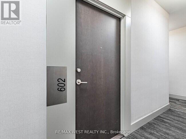 Building Photo - 10 Park Lawn Rd