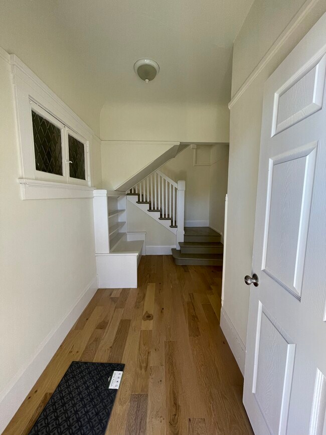 Entry - 1037 W 22nd St