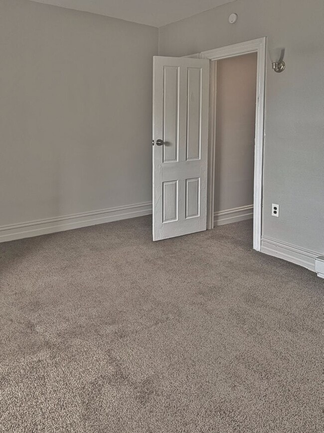 Building Photo - Spacious 5-Bed, 1-Bath, 1,890 sqt