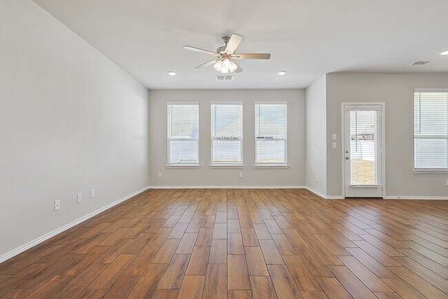 Foto del edificio - 5941 Revere Dr