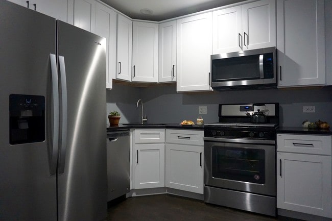 Kitchen - 3236 W Eastwood Ave