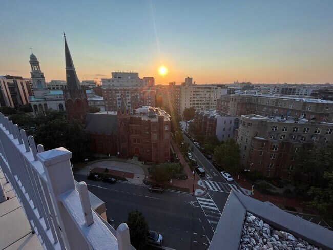 Foto del edificio - Stunning 1 BR with a Large Den with Closet...