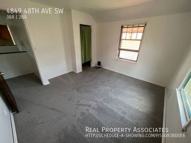 Building Photo - 4 Bedroom House Near Junction