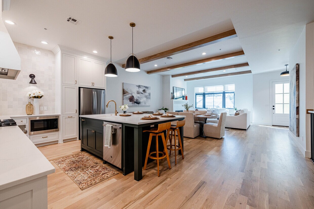 Foto principal - 1045 E 8th St