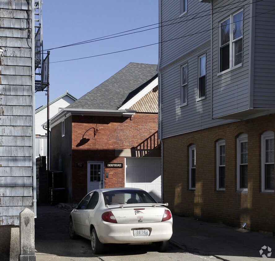 Building Photo - 86 Sutton St
