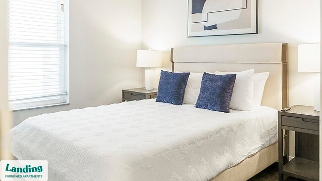 Building Photo - 335 W 9th St