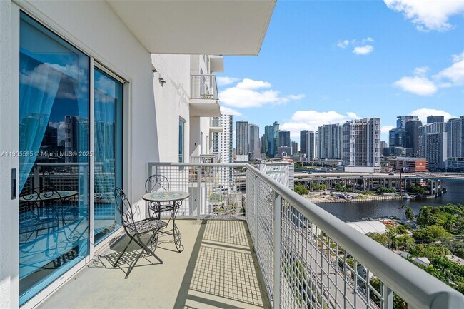 Foto del edificio - 10 SW South River Dr