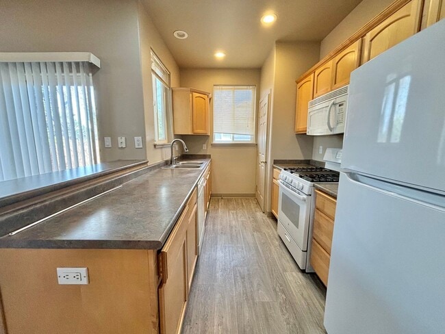 Building Photo - CHECK OUT THIS OPEN TWO STORY DUPLEX NEAR THE OLD MILL AND DOWNTOWN BEND