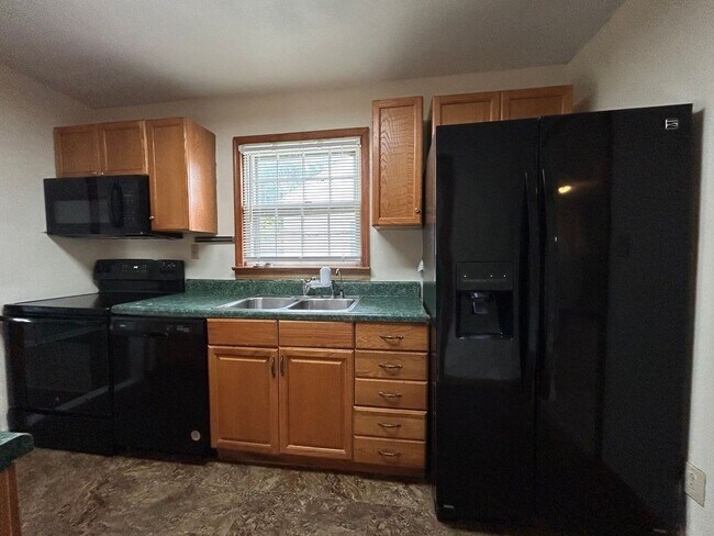 Building Photo - Welcome to this charming single family hom...