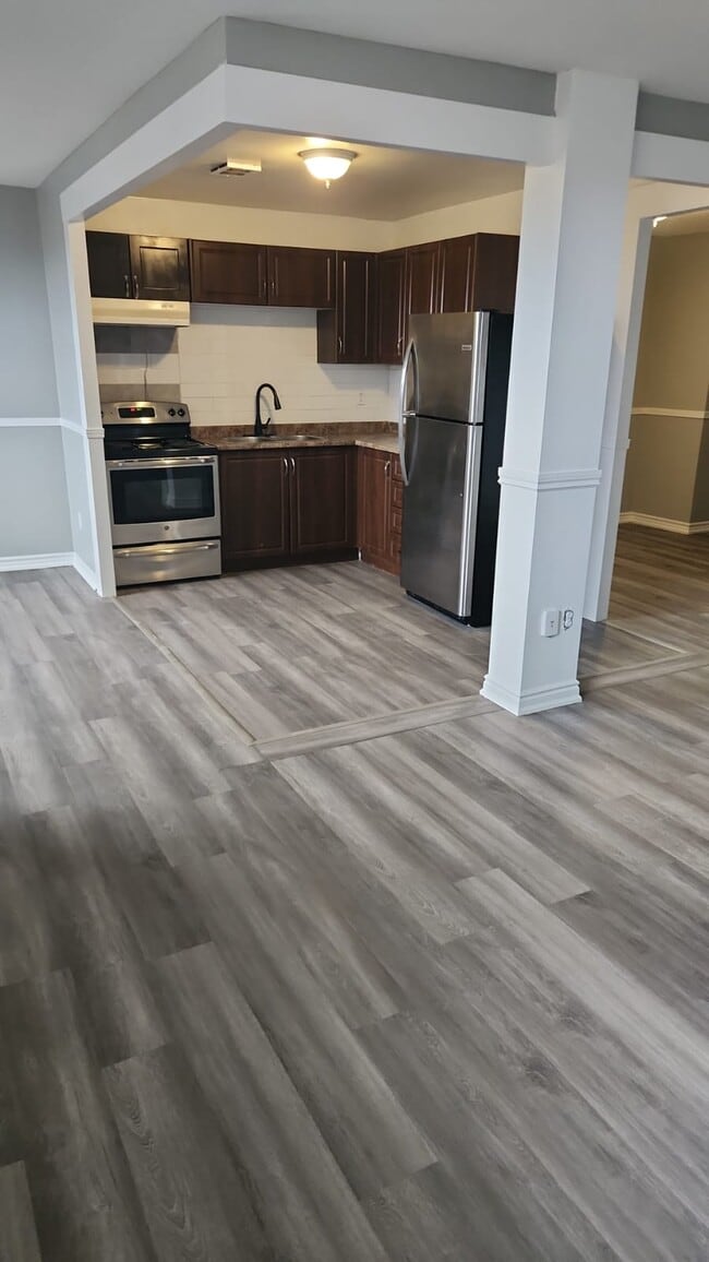 Building Photo - Royal Palace Apartments