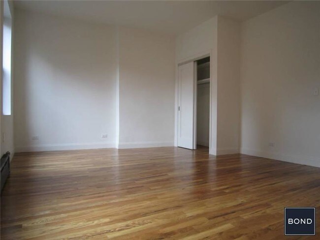 Foto del edificio - 61 W 8th St