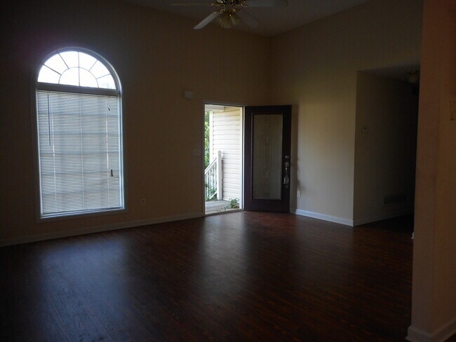 Foto del edificio - Sweet 4 Bed x 2 Bth (SORRY! NO SECTION 8)