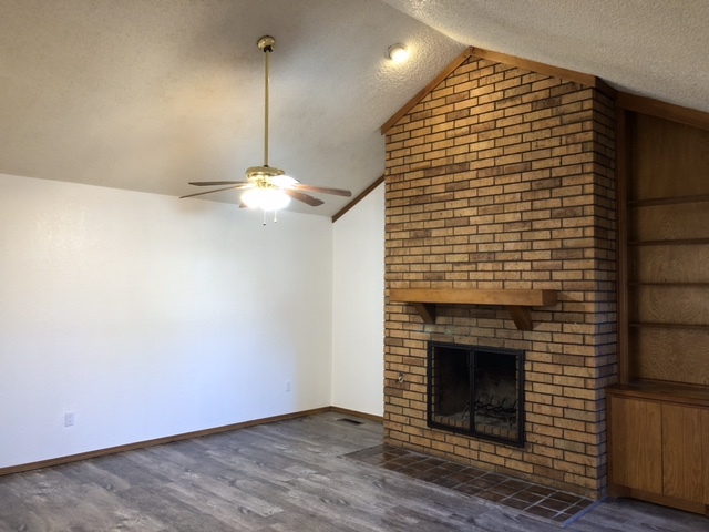 Living - 1804 Hillcrest Dr