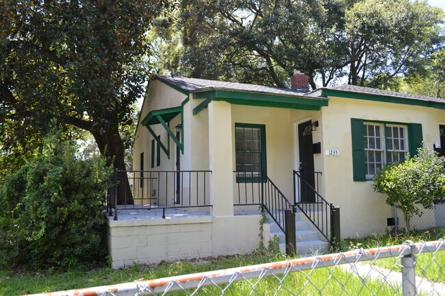 Building Photo - 1235 E 55th St