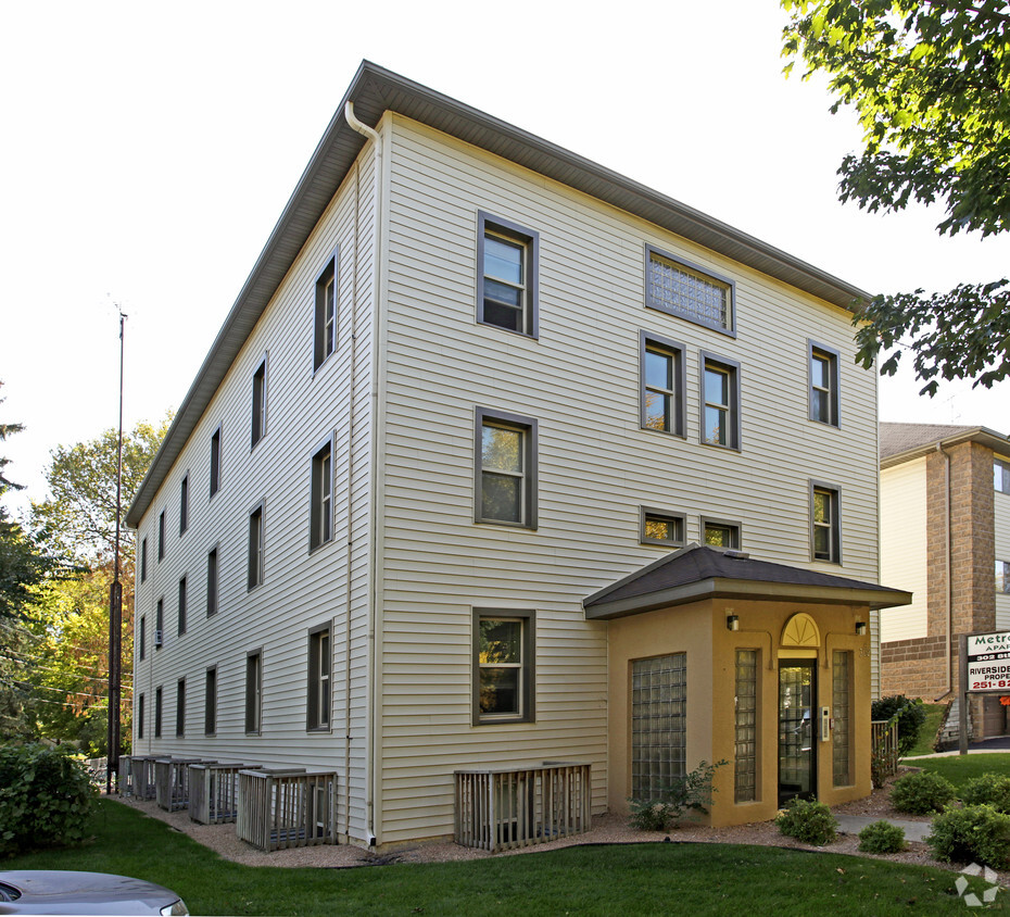 Primary Photo - Metro View I Apartments