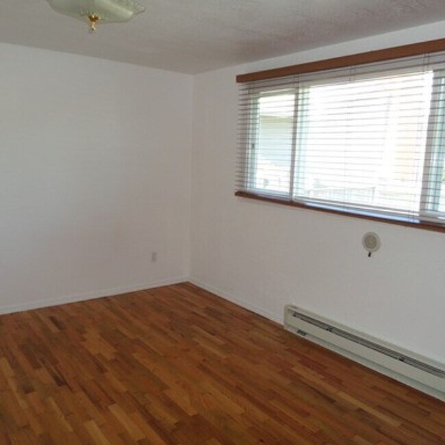 Foto del edificio - Super Cute & Charming 2-Bedroom Des Moines Home With Giant Fenced Yard!!