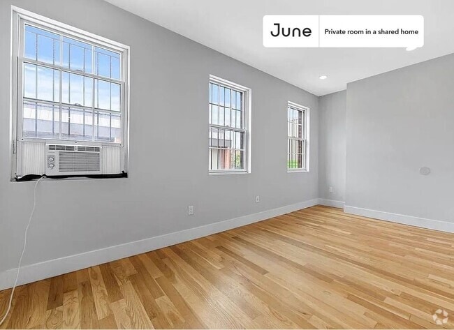 Building Photo - Private bedroom in 3 bed/1 bath Home