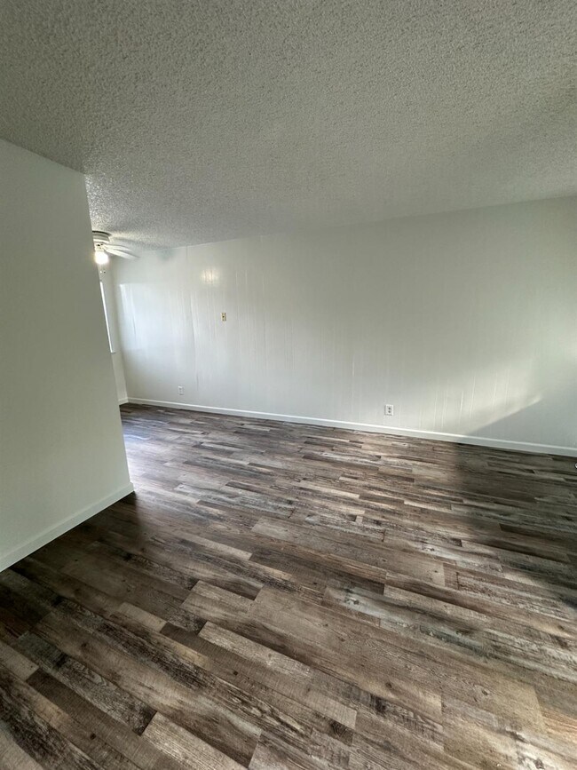 Foto del edificio - 1069 Cherry Ln