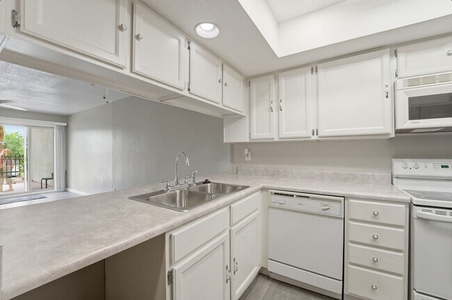 Foto del edificio - Central Phoenix Gem! Private Patio, Gated, Pool + Underground Parking