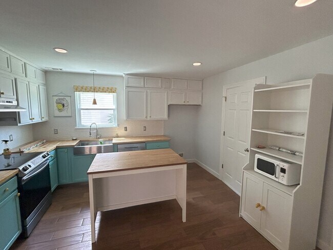Building Photo - 3691 S Tower Cir
