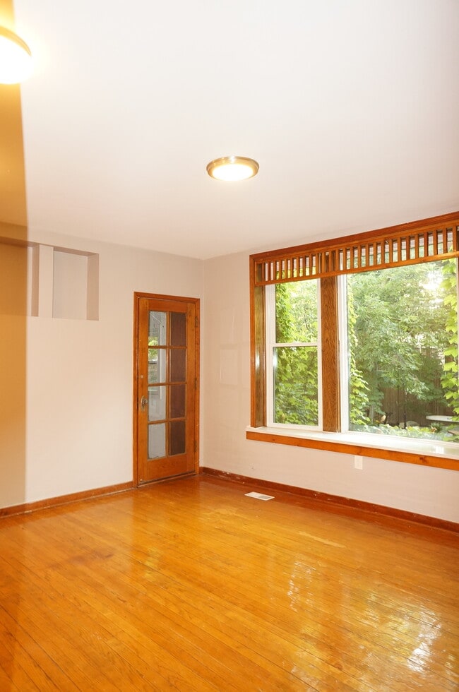Building Photo - 1121 W Columbia Ave
